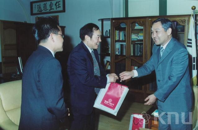 중국사회과학원 도서관 교류협약 체결(2004) 6 의 사진