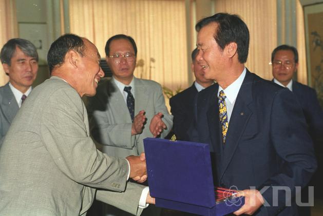 산업대학원 동창회 감사패전달(1998) 1 의 사진