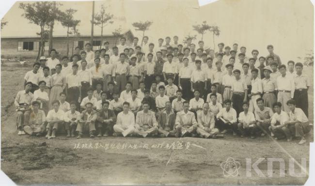 법정대학 신입생일동 사진(1952) 의 사진