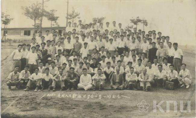 법정대학 신입생일동 사진(1952)2 의 사진