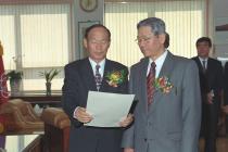 정년퇴임 교수 훈장 전수(2000) 의 사진