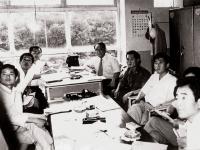 긴급 학생과장 회의(1975), 모든 인물이 사진 좌측을 바라보고 있음 의 사진