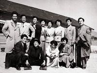 농대강의실 앞에서 농화학과 학생들(1953)