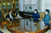 공사업체 총장실내방 (1999), 이야기 하는 박찬석 총장과 공사업체 관계자 의 사진