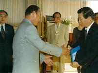 조흥은행 발전기금 전달(1999) 6 의 사진