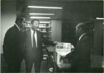 LOWREY(미공보원장)으로 부터 관장님께서 도서 책인수 의 사진