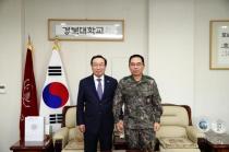 제2군작전사령관 김용환  총장실 내방 (1)