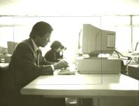 컴퓨터강습 (1994년 경), 정장을 입은 남성이 컴퓨터를 사용하고 있음