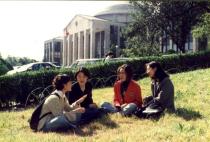 본관 잔디밭 인물 풍경(1995) 의 사진