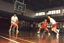 체육관에서 농구하는 학생들(1997) 5 의 사진