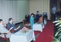 제 14대 박찬석총장 위임식 (1998), 연설하는 박찬석 총장과 옆에 선 부인 이명자 여사, 그 옆에 앉아있는 2인을 좌측에서 찍은 사진