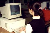 컴퓨터실습, 분홍색 머리끈을 한 여학생이 컴퓨터 실습을 하고 있음