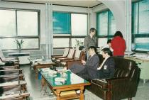 본부행사 - press center, 검정 양복을 입은 두 사람이 쇼파에 앉아 있음 의 사진