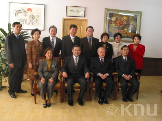 사회교육원임원진 발전기금 전달 의 사진