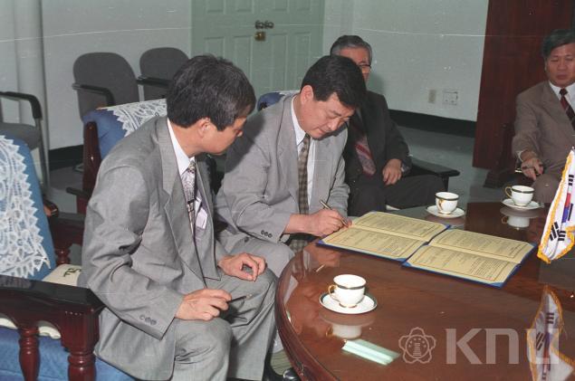 산학협력단 일본대표단과의 조인식 의 사진