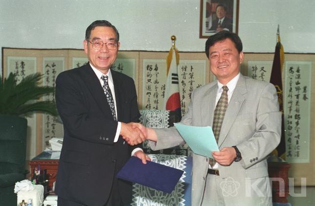 산학협력단 일본대표단과의 조인식 의 사진