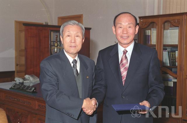 노영하동문 발전기금 전달식 의 사진