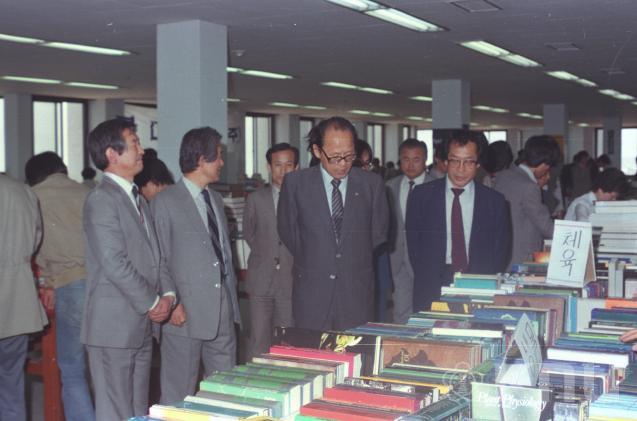 도서관 주최 외국도서 전시회 의 사진
