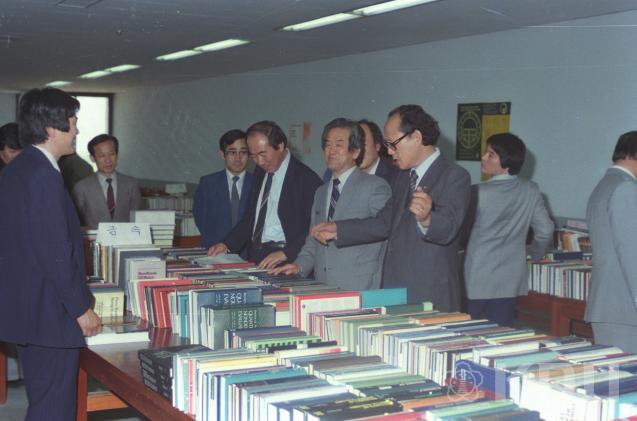 도서관 주최 외국도서 전시회 의 사진