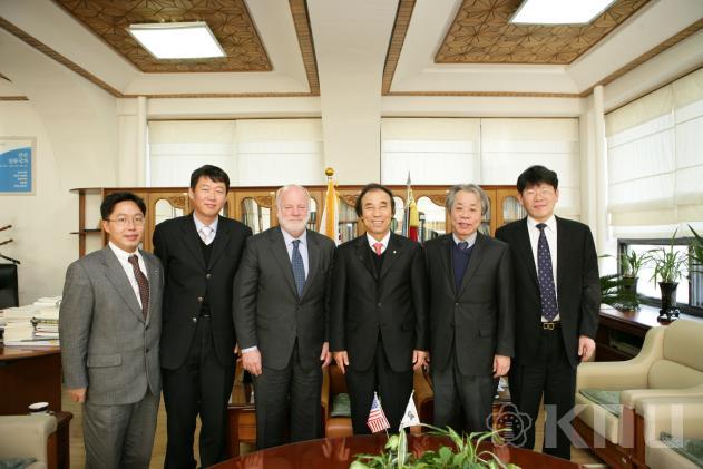 위스콘신 대학 총장실 내방 의 사진