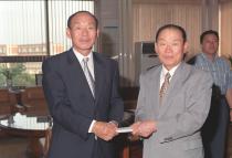 이정득 사장 감사패 전달 및 발전기금전달식 의 사진